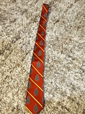 Red Diagonal-Stripe Men's Tie with Green Crest Motif